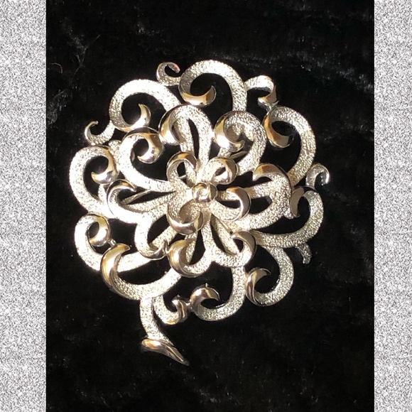 Vintage Jewelry - Vintage Crown Trifari Brooch Vintage Jewelry - Vintage Crown Trifari Brooch
